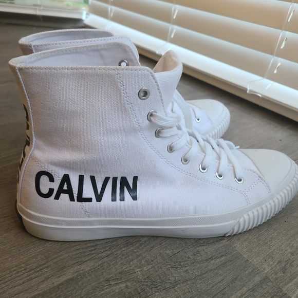 Calvin Klein - Picture 2 of 5